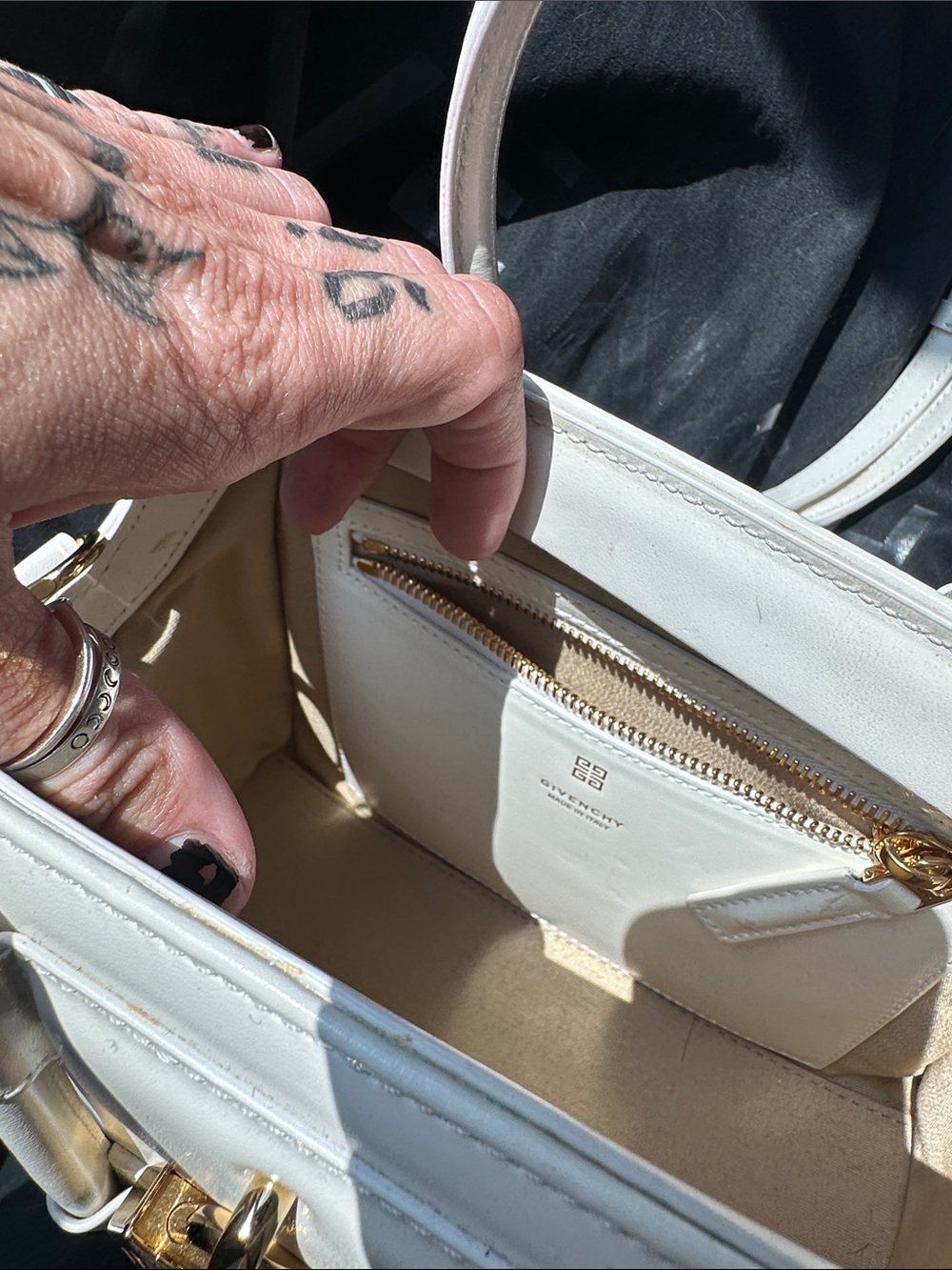 White Leather Givenchy Antigona handbag - Picture 2 of 6